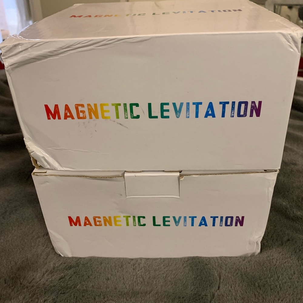 2 x Magnetic Levitation LED Floating Photo Frames - Picture 1 of 8